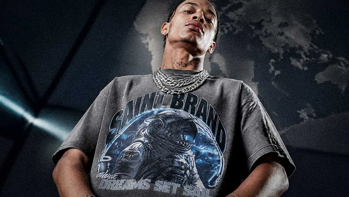 A low-angle fashion portrait highlights a grey Streetwear t-shirt decorated with an astronaut graphic.